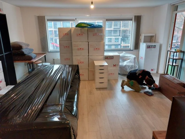 Déménageurs de la camionnette amsterdam déchargeant des cartons lors d'un déménagement tout compris à amsterdam
