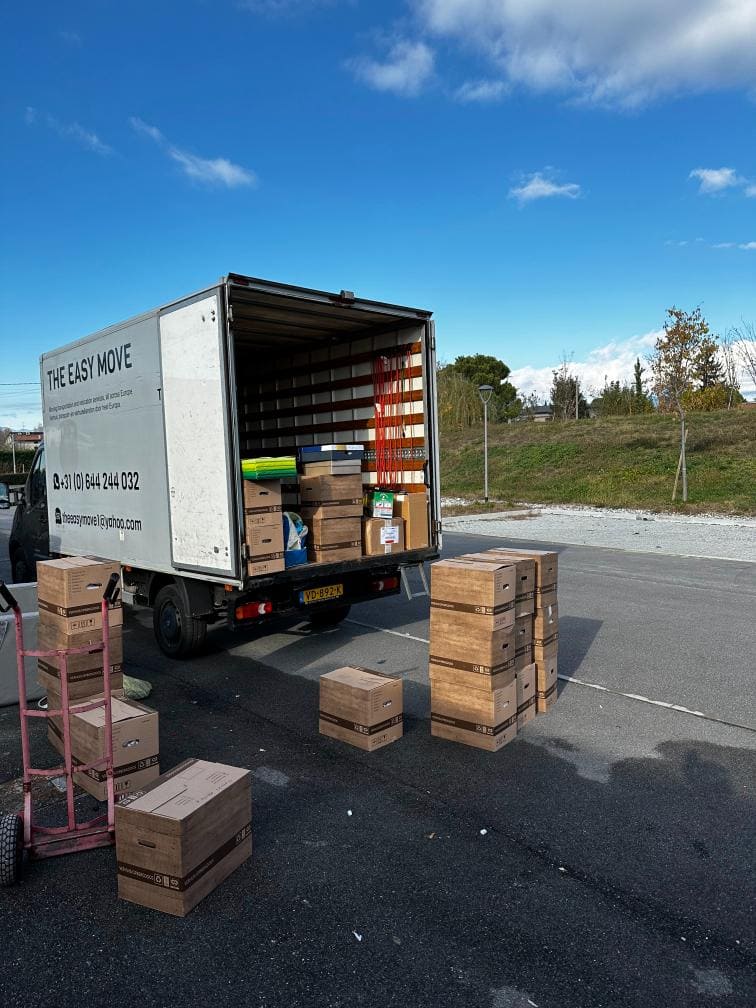 Verhuiswagen in Oostende volgeladen met dozen